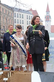 Spargelanstich mit Spargelkönigin Lena I. und der Bayerischen Landtagspräsidentin Ilse Aigner am 10.04.2019 (©Foto: Martin Schmitz)